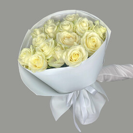 Букет белых роз 15