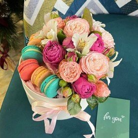 Цветы в коробке и макарунсы