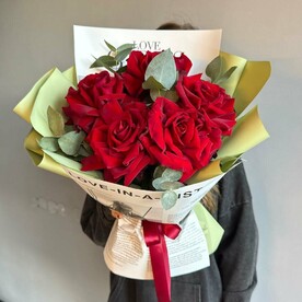 Красные французские розы букет с эвкалиптом