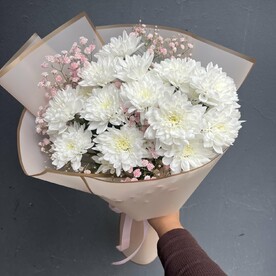 Хризантемы и гипсофила букет