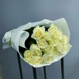 15 белых роз