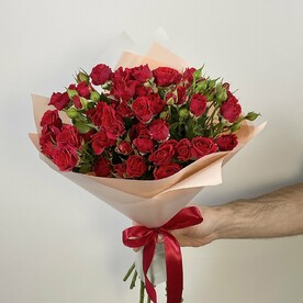 Букет из 9 красных кустовых роз