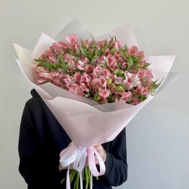 Букет «Клубничный сорбет» из 19 крупных альстромерий