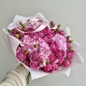 Букет «Ягодка» из пионовидных кустовых роз и гортензий