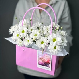 Сумочка с ромашковыми хризантемами и открыткой « Поздравляю»