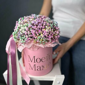 Радужная гипсофила в шляпной коробке с надписью "МОЕЙ МАМЕ"