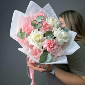 Букет из французских роз и диантуса