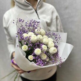 Нежный букет с гипсофилой и хризантемой