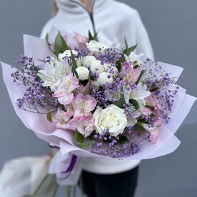 Нежный букет с гипсофилой, Альстромерией и розой