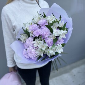 Нежный букет с фиолетовой хризантемой и альстромерией