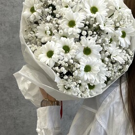 Нежный букет с хризантемой ромашкой и гипсофилой