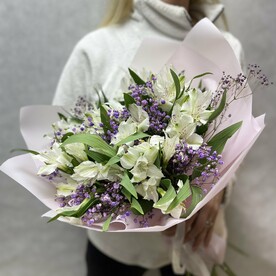 Нежный букет гипсофилой и альстромерией