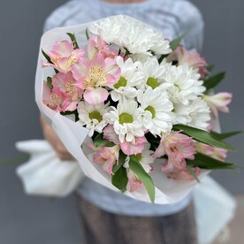 Нежный букет с хризантемой ромашкой и альстромерией