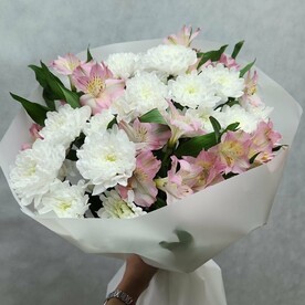 Нежный букет с хризантемой и альстромерией