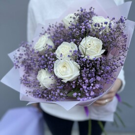 Яркий букет с белыми розами и гипсофилой