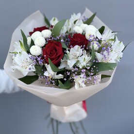 Сборный букет с розами, альстромерией, гипсофилой, хризантемой