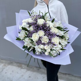 Нежный букет с белыми розами, гипсофилой, альстромерией и хризантемой