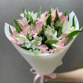 Нежный букет из 7 альстромерий