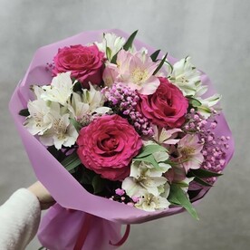 Яркий букет розой, альстромерией и гипсофилой