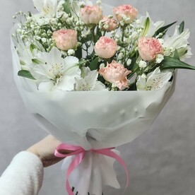 Нежный букет с кустовой розой, гипсофилой и альстромерией