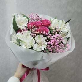 Милый букет с кустовой розой, гипсофилой и альстромерией