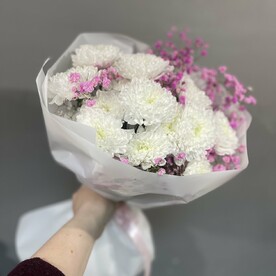 Нежный букет с хризантемой и гипсофилой