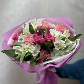 Яркий букет с кустовой розой, альстромерией и диантусами