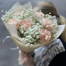 Нежный букет с диантусами и гипсофилой