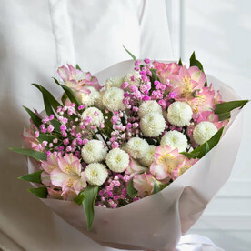 Интересный букет с хризантемой, альстромерией и гипсофилой