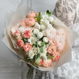 Милый букет с кустовой розой, хризантемой и альстромерией