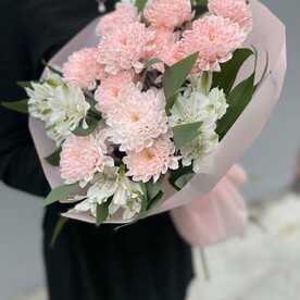 Милый букет с хризантемой и альстромерией