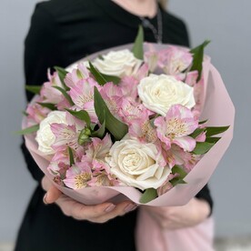 Милый букет с розами и пльстромерией