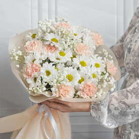 Очень нежный букет с ромашкой и диантусами