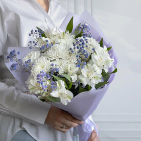 Нежный букет с хризантемой, альстромерией и гипсофилой