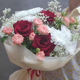 Интересный букет с розами и хризантемой