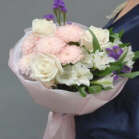 Нежный букет с розами, хризантемой и альстромерией