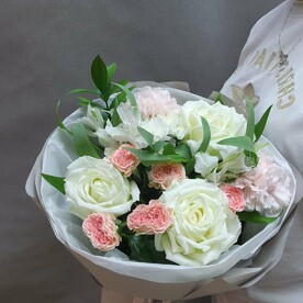 Нежный букет с розам и альстромерией