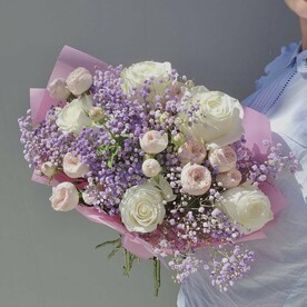 Нежный букет с кустовой розой, гипсофилой и белыми розами