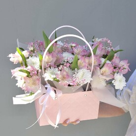 Очень нежная сумочка с альстромерией, хризантемой и гипсофилой