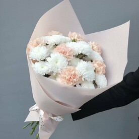 Интересный нежный букет в милой упаковке с диантусами и хризантемами