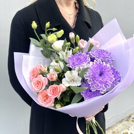 Милый букет с кустовой розой, хризантемой, эустомой и альстромерией