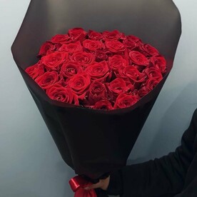 31 красная роза 60 см в чёрной упаковке