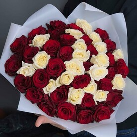 Букет из 51 красной и белой розы 50 см