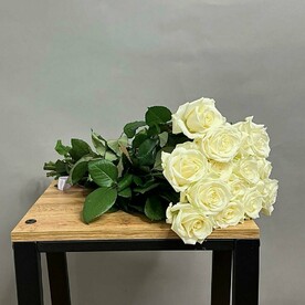 Букет из 15 длинных белых роз