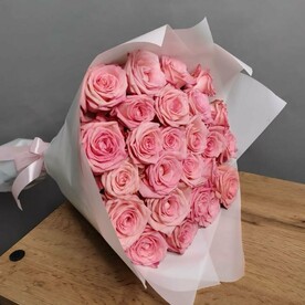 25 розовых роз 50 см в белой упаковке