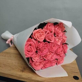 Букет из 21 коралловой розы 60 см