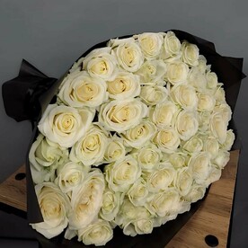 Букет из 50 белых роз в чёрной упаковке