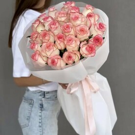 Букет из 25 розовых роз джумилия