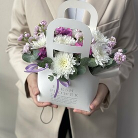 Цветы в белой сумочке, розовая гортензия и сиреневая маттиола