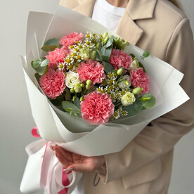 Нежный букет розовый диантус, белая эустома и ромашки